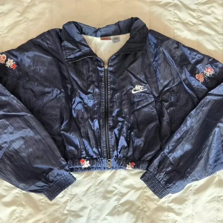 [BUNJANG] Nike Old School Cropped Windbreaker Jacket / 나이키 올드스쿨 크롭 바람막이 꽃자수 커스텀 빈티지