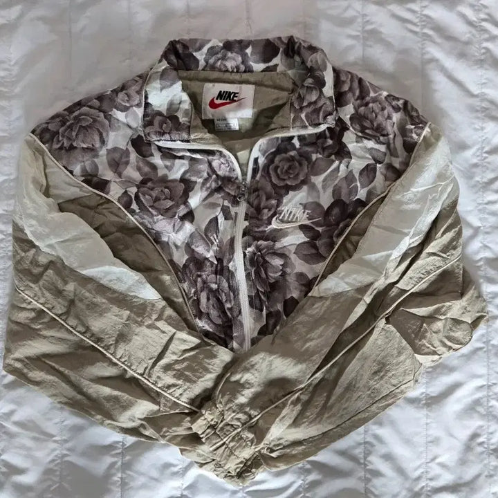 [BUNJANG] Nike Old School Cropped Windbreaker Jacket / 나이키 올드스쿨 크롭 바람막이 장미 베이지 브라운