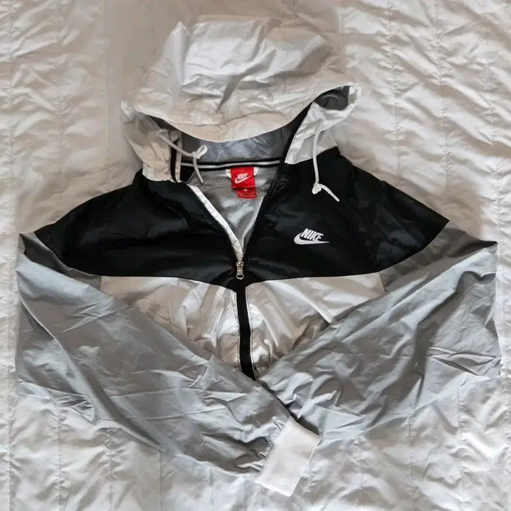 [BUNJANG] Nike Cropped Windbreaker Hooded Jacket Black and White / 나이키 크롭 바람막이 후드 블랙 화이트 기본템 범고래 윈드러너