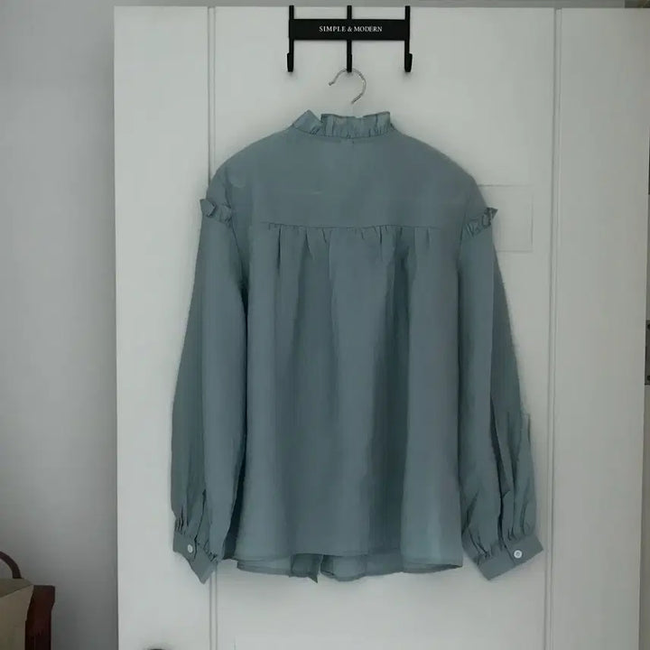 [BUNJANG] Sky Blue Frill Detail Blouse / 하늘색 프릴 장식 블라우스