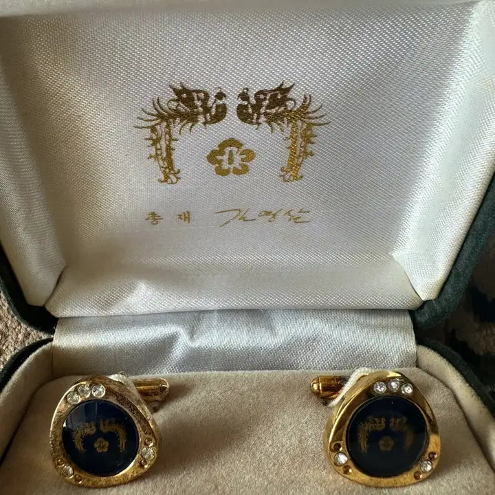 [BUNJANG] Kim Young-sam Presidential Commemorative Cufflinks / *새상품 커프링크스 김영삼 대통령 총재 청와대 기념품 셔츠 고정 단추