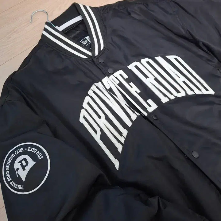 [SOLD OUT] 뉴에라 Private Road 블랙 스타디움 자켓