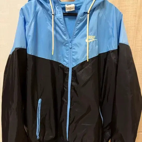 [BUNJANG] Nike NSW Windrunner Hooded Jacket Black University Blue / 나이키 NSW 윈드러너 바람막이 후드 자켓 블랙 유니버시티 블루