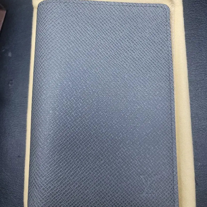 [BUNJANG] Louis Vuitton Taiga Passport Case / 루이비통 타이가 여권케이스