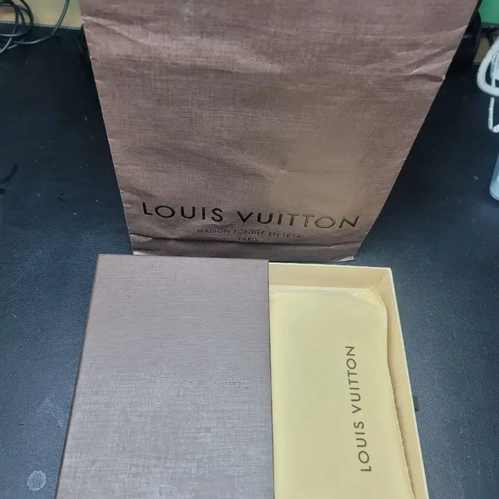 [BUNJANG] Louis Vuitton Taiga Passport Case / 루이비통 타이가 여권케이스