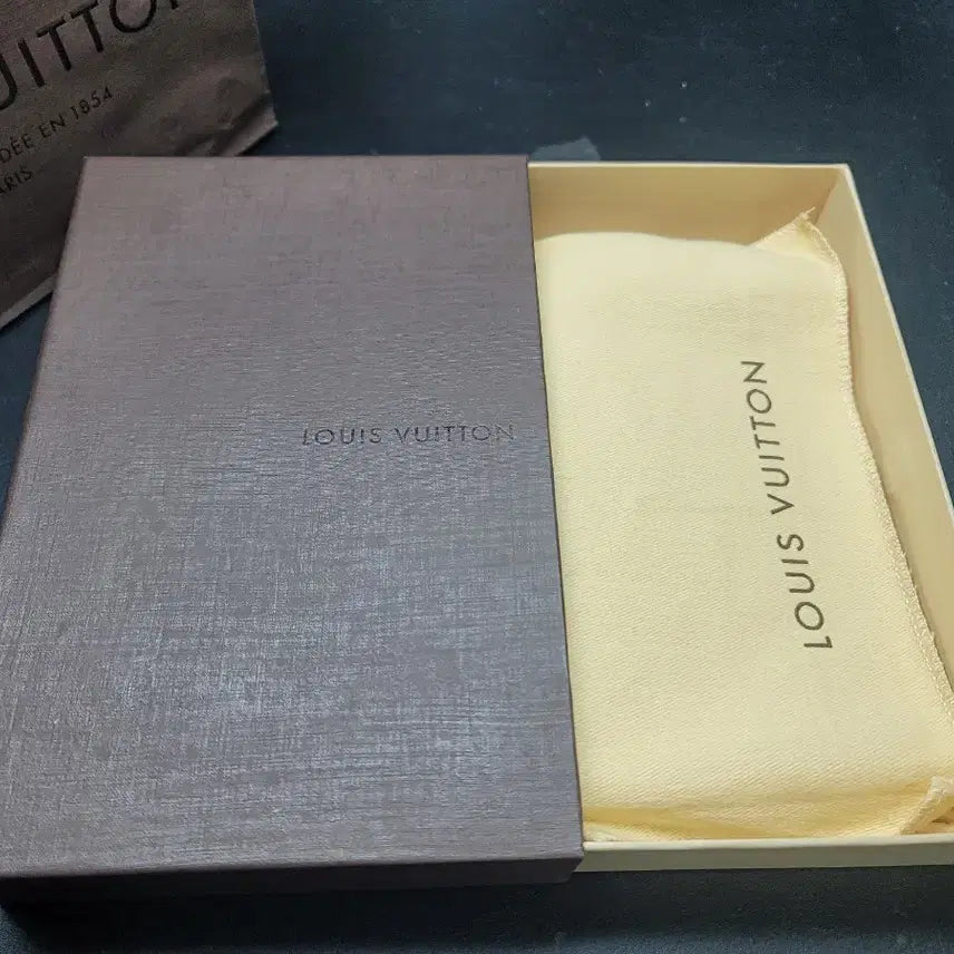 [BUNJANG] Louis Vuitton Taiga Passport Case / 루이비통 타이가 여권케이스