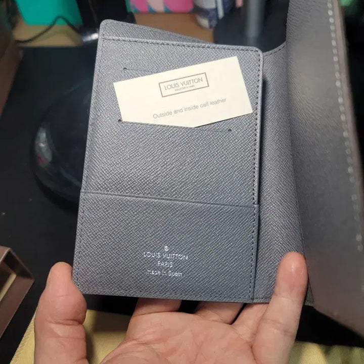 [BUNJANG] Louis Vuitton Taiga Passport Case / 루이비통 타이가 여권케이스