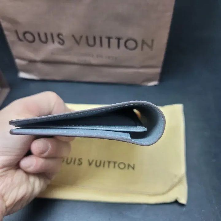 [BUNJANG] Louis Vuitton Taiga Passport Case / 루이비통 타이가 여권케이스