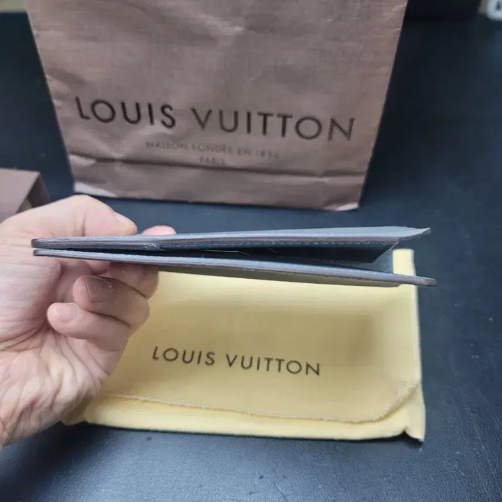 [BUNJANG] Louis Vuitton Taiga Passport Case / 루이비통 타이가 여권케이스