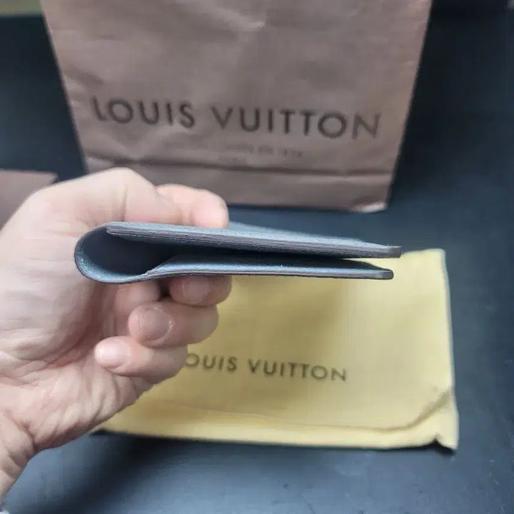 [BUNJANG] Louis Vuitton Taiga Passport Case / 루이비통 타이가 여권케이스