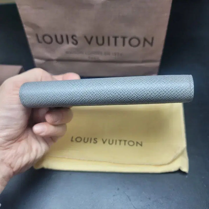 [BUNJANG] Louis Vuitton Taiga Passport Case / 루이비통 타이가 여권케이스