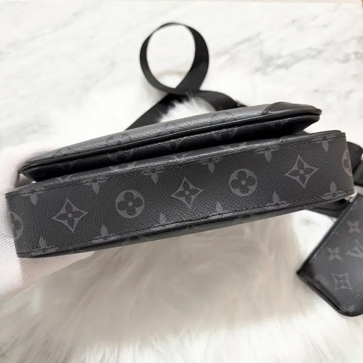 [BUNJANG] Louis Vuitton Monogram Eclipse Trio Messenger Bag / [정품] 루이비통 모노그램 이클립스 트리오 메신저백 크로스백