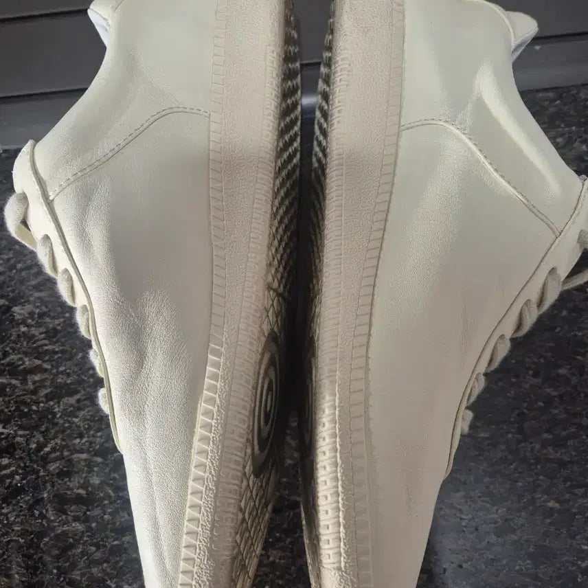 [BUNJANG] Kinchi 833(a) White Sneakers / (255) 킨치 weaker 833(a) white