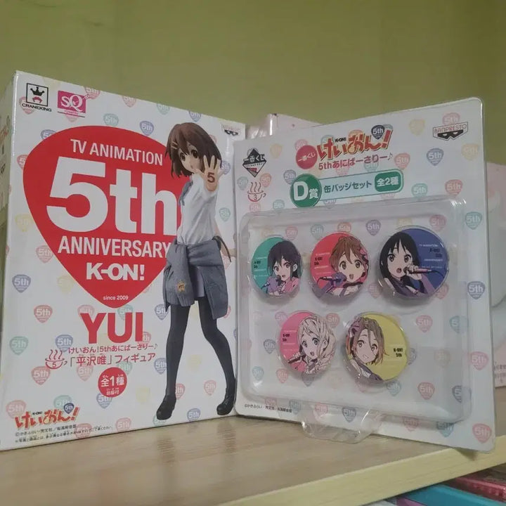 [BUNJANG] K-ON! 5th Anniversary Yui Figure &amp; Can Badge Set (Sealed) / 케이온 5주년 유이 피규어 &amp; 캔뱃지 세트