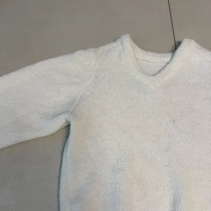 [BUNJANG] Ivory V-neck Knit Top / 아이보리 브이넥 니트 여성니트 데일리룩 오버핏 여리핏