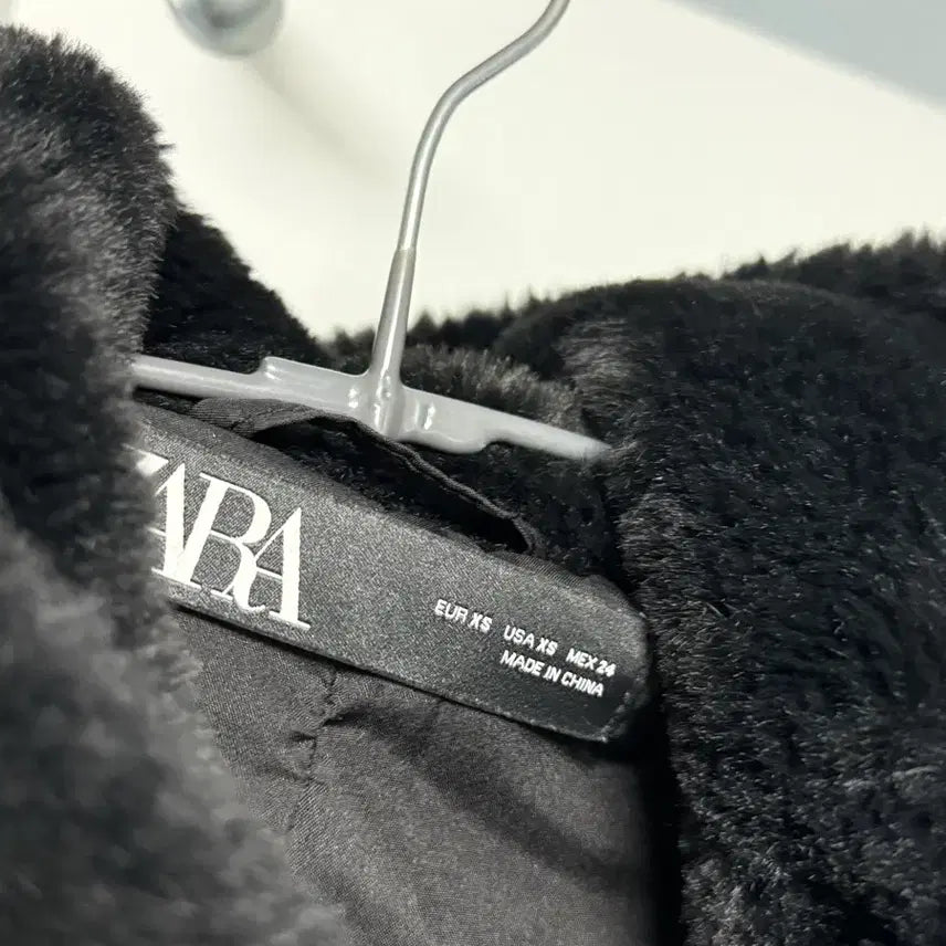 [BUNJANG] ZARA Black Hooded Faux Fur Jacket XS / 자라 블랙 후드 퍼 자켓 XS
