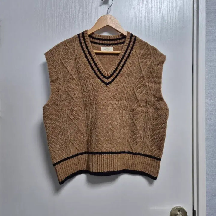 [BUNJANG] Brown V-Neck Cable Knit Vest (Unisex) / 브라운 브이넥 케이블 니트조끼 (남녀공용)