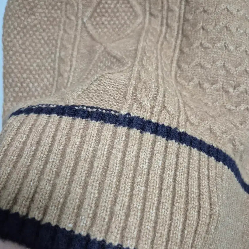 [BUNJANG] Brown V-Neck Cable Knit Vest (Unisex) / 브라운 브이넥 케이블 니트조끼 (남녀공용)