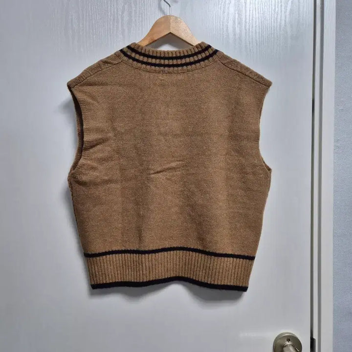 [BUNJANG] Brown V-Neck Cable Knit Vest (Unisex) / 브라운 브이넥 케이블 니트조끼 (남녀공용)
