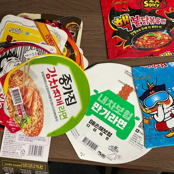 [BUNJANG] Vintage Instant Noodle Lid Collection (Approx. 90 Pieces) / (한정판 포함) 옛날 컵라면 뚜껑 약 90개