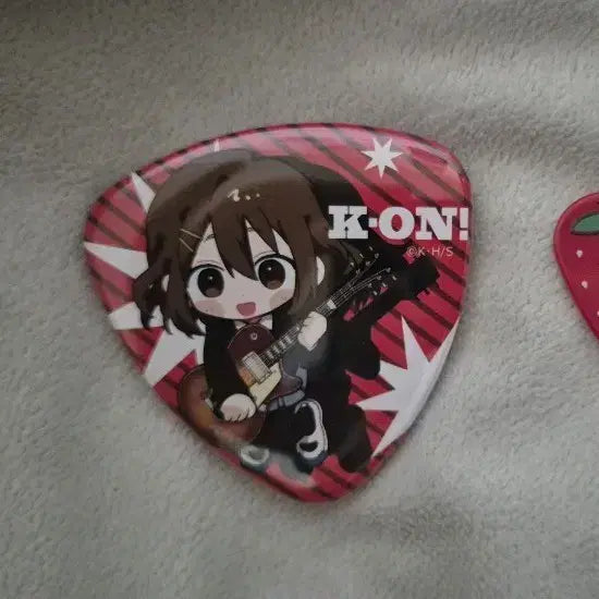 [BUNJANG] K-ON! Yui Guitar Pick Can Badge Pin Badge / 케이온 유이 기타피크 캔뱃지 핀뱃지