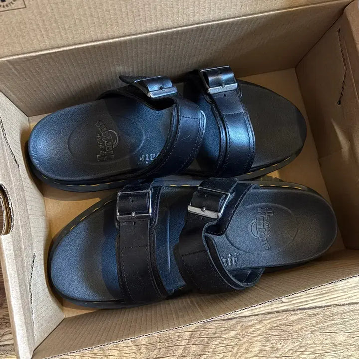 [SOLD OUT] 닥터마틴 블랙 가죽 버클 샌들