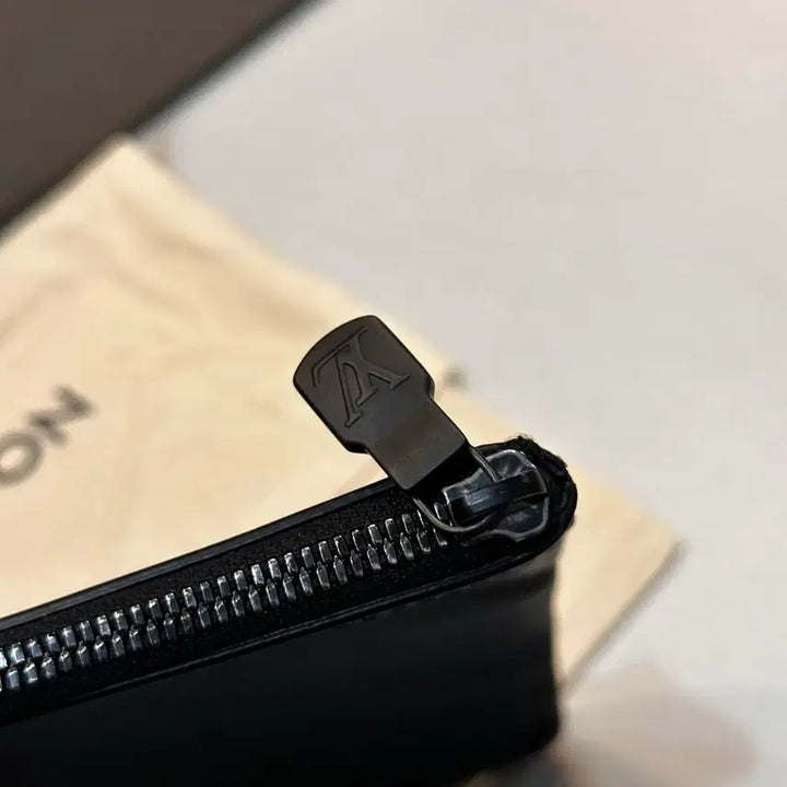 [BUNJANG] Louis Vuitton Shadow Clutch / 루이비통 쉐도우 클러치