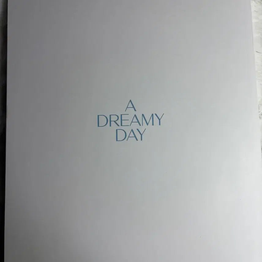 [BUNJANG] IVE Dreamy Day Photobook (Includes Sticker) / 아이브 dreamy day 포토북 양도(스티커 포함)