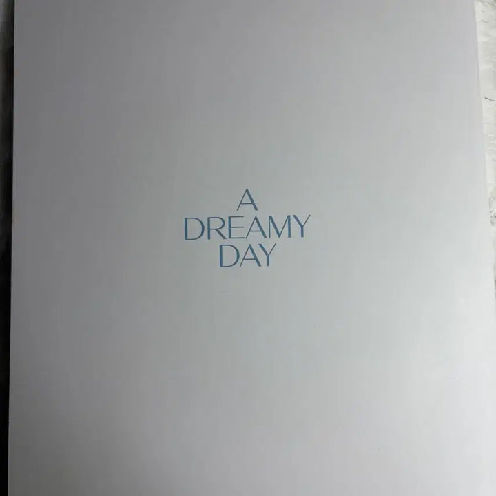[BUNJANG] IVE Dreamy Day Photobook (Includes Sticker) / 아이브 dreamy day 포토북 양도(스티커 포함)