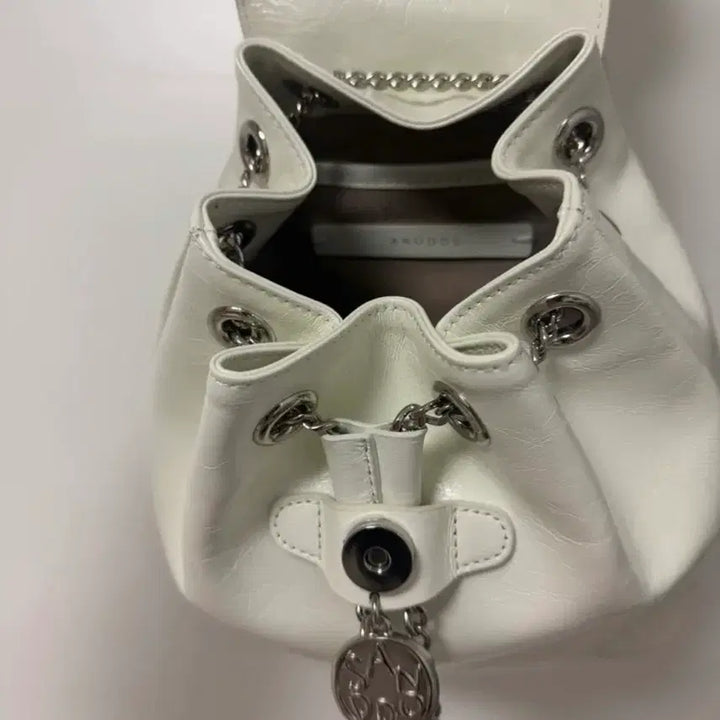 [BUNJANG] TIWI Chain Drawstring Leather Backpack / TIWI 체인 드로스트링 가죽 백팩 화이트