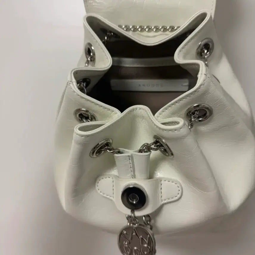 [BUNJANG] TIWI Chain Drawstring Leather Backpack / TIWI 체인 드로스트링 가죽 백팩 화이트