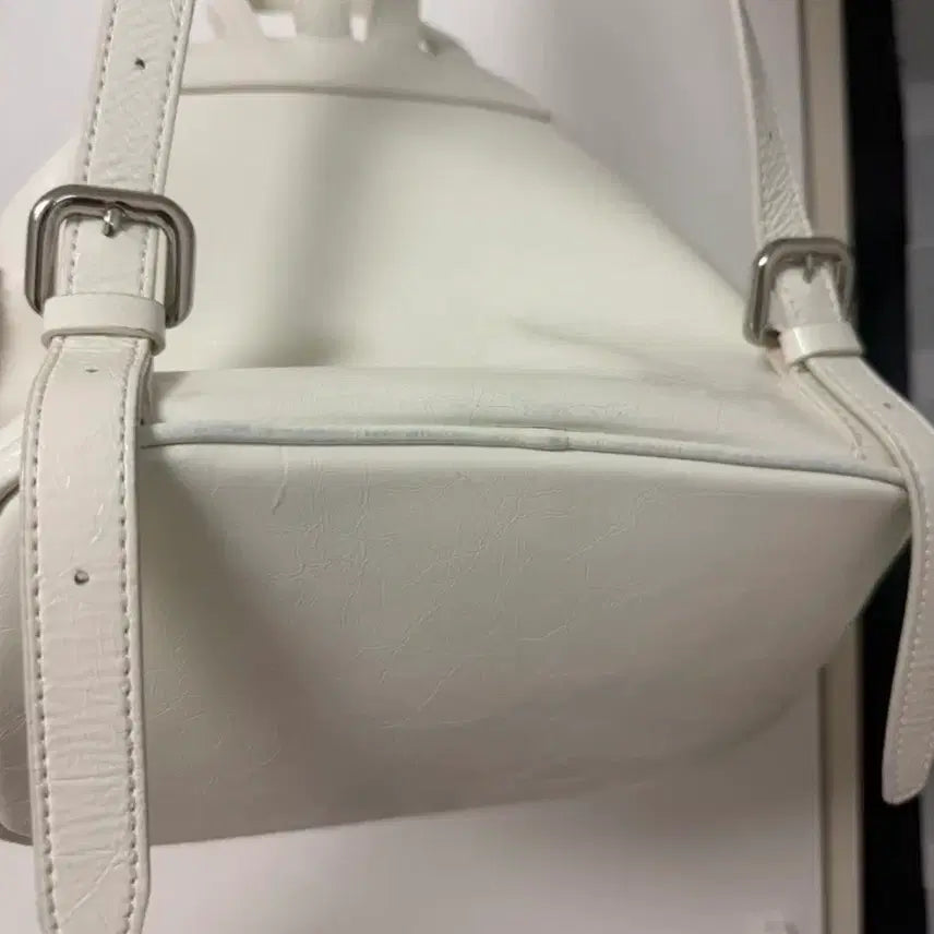[BUNJANG] TIWI Chain Drawstring Leather Backpack White / TIWI 체인 드로스트링 가죽 백팩 화이트