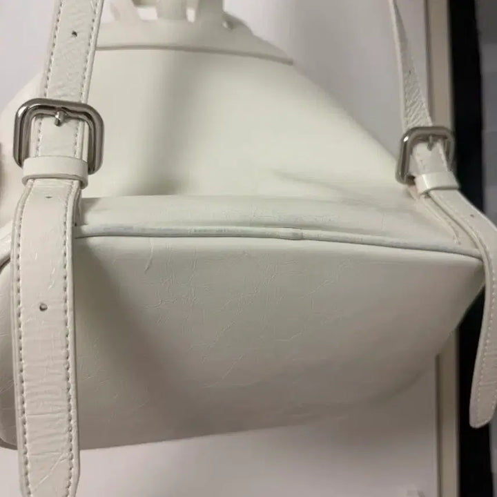 [BUNJANG] TIWI Chain Drawstring Leather Backpack White / TIWI 체인 드로스트링 가죽 백팩 화이트