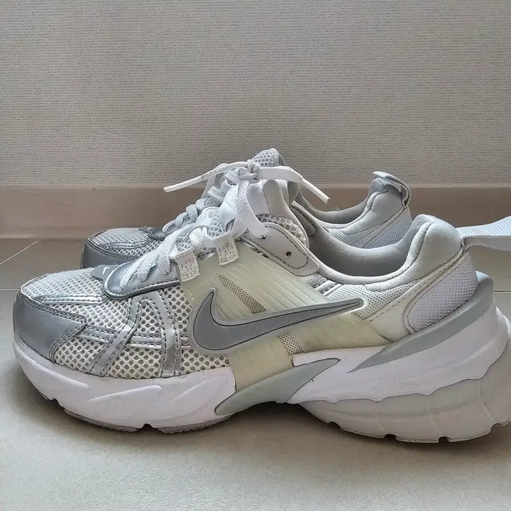 [BUNJANG] V2K Metallic Silver White 245 / V2K 메탈릭실버 화이트 245