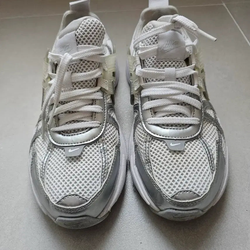[BUNJANG] V2K Metallic Silver White 245 / V2K 메탈릭실버 화이트 245