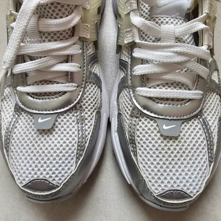 [BUNJANG] V2K Metallic Silver White 245 / V2K 메탈릭실버 화이트 245