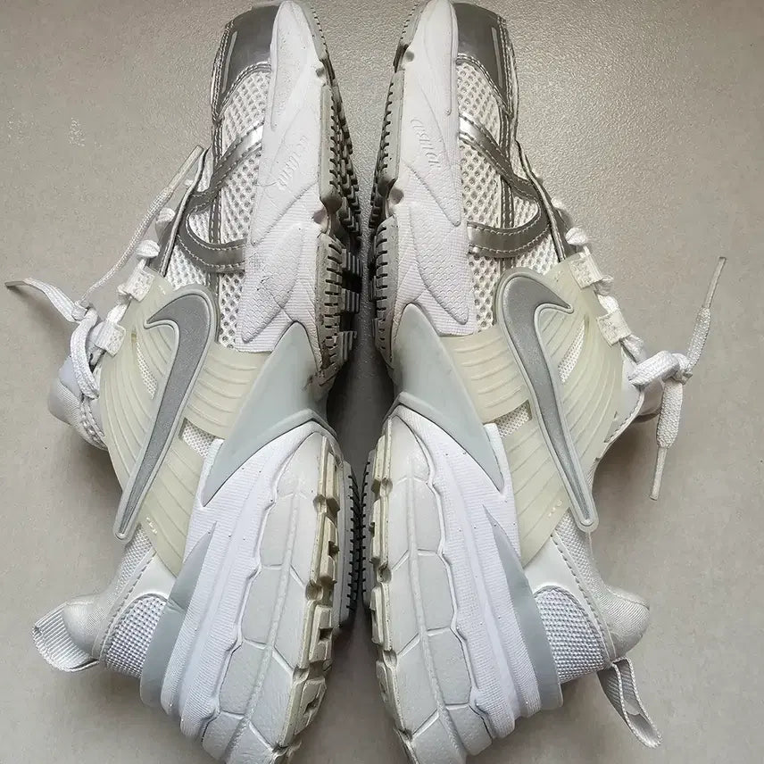 [BUNJANG] V2K Metallic Silver White 245 / V2K 메탈릭실버 화이트 245