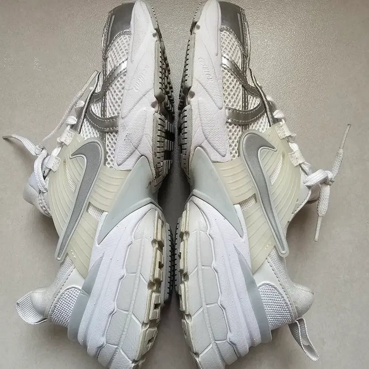 [BUNJANG] V2K Metallic Silver White 245 / V2K 메탈릭실버 화이트 245