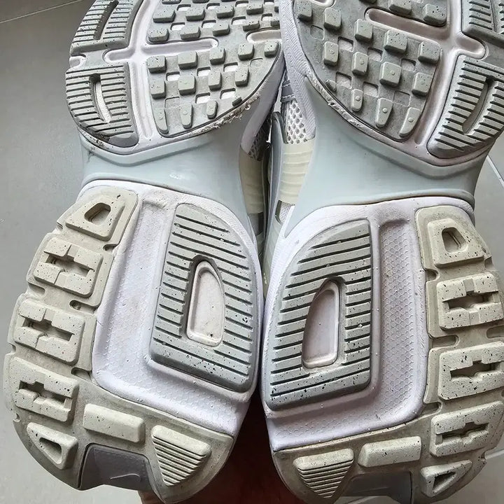 [BUNJANG] V2K Metallic Silver White 245 / V2K 메탈릭실버 화이트 245