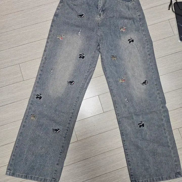 [BUNJANG] Embroidered Dog Jeans / 강아지 자수 청바지