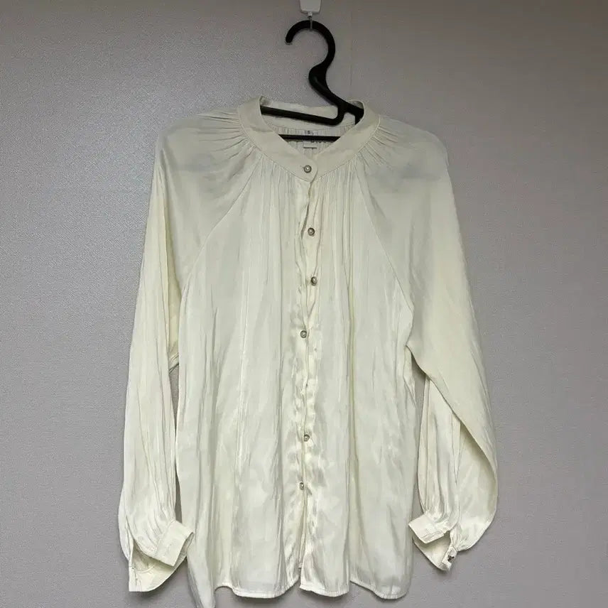 [BUNJANG] Satin Blouse / 진주포인트 블라우스 루즈핏 블라우스 새틴블라우스