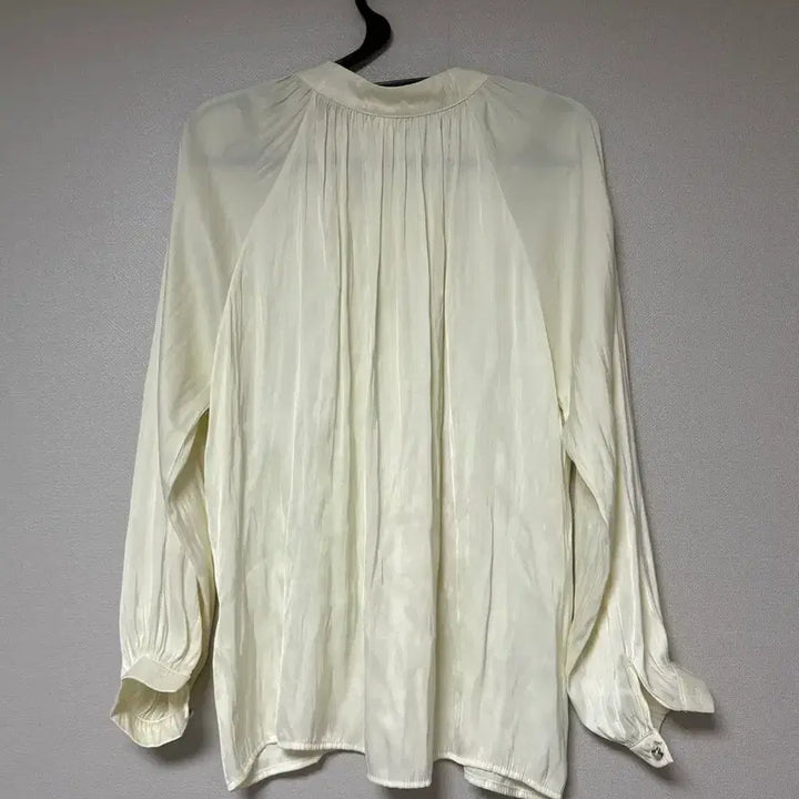 [BUNJANG] Satin Blouse / 진주포인트 블라우스 루즈핏 블라우스 새틴블라우스