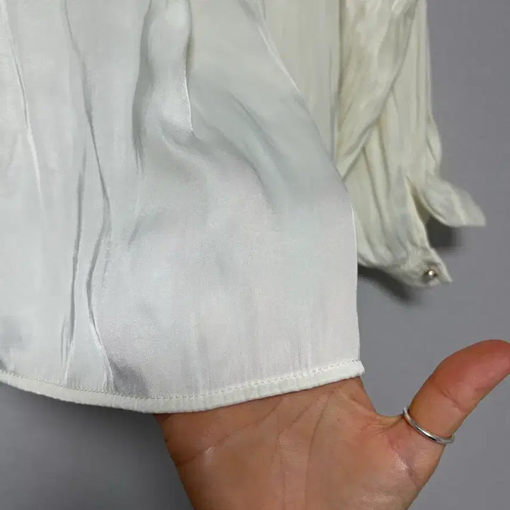 [BUNJANG] Satin Blouse / 진주포인트 블라우스 루즈핏 블라우스 새틴블라우스