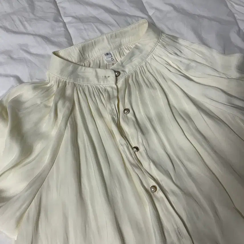 [BUNJANG] Satin Blouse / 진주포인트 블라우스 루즈핏 블라우스 새틴블라우스