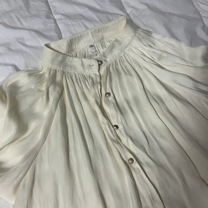 [BUNJANG] Satin Blouse / 진주포인트 블라우스 루즈핏 블라우스 새틴블라우스