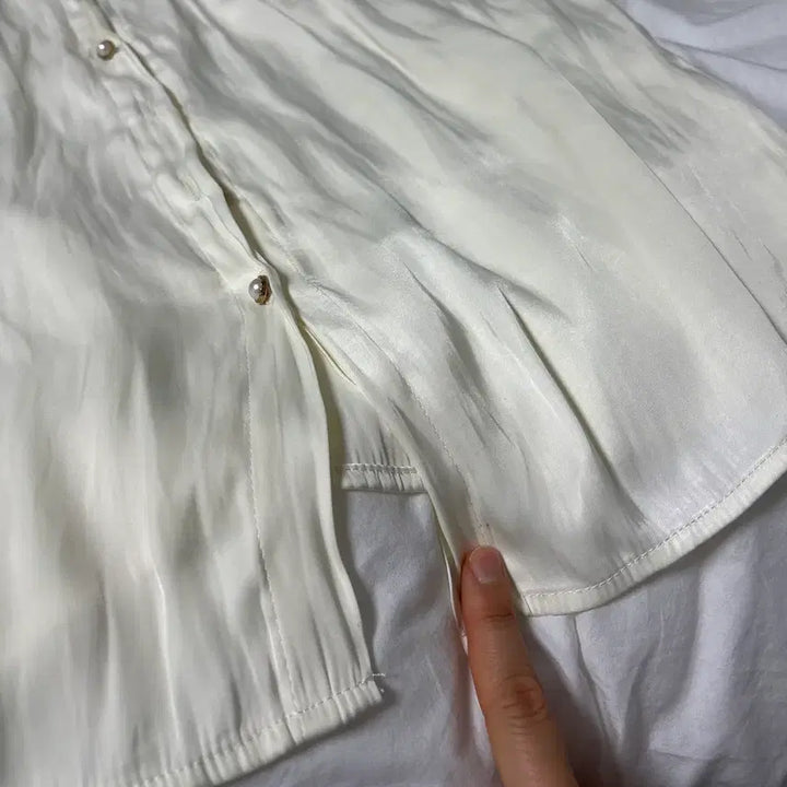 [BUNJANG] Satin Blouse / 진주포인트 블라우스 루즈핏 블라우스 새틴블라우스