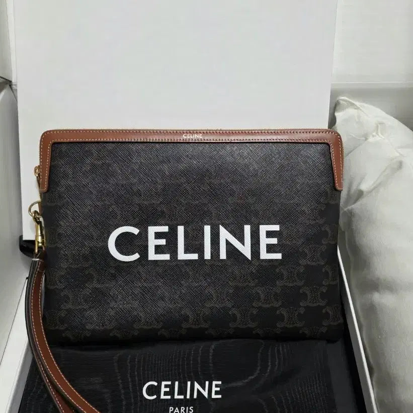 [BUNJANG] CELINE Small Cuir Triomphe Strap Pouch / CELINE 셀린느 스몰 퀴르 트리옹프 스트랩 파우치(상태S급)