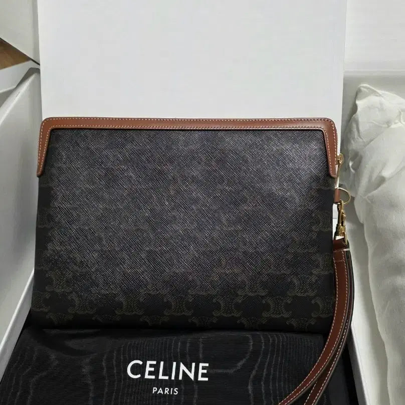 [BUNJANG] CELINE Small Cuir Triomphe Strap Pouch / CELINE 셀린느 스몰 퀴르 트리옹프 스트랩 파우치(상태S급)