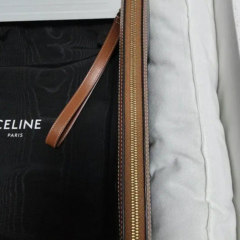 [BUNJANG] CELINE Small Cuir Triomphe Strap Pouch / CELINE 셀린느 스몰 퀴르 트리옹프 스트랩 파우치(상태S급)