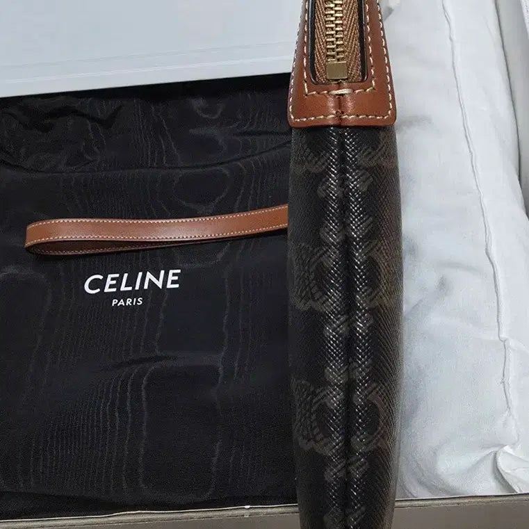 [BUNJANG] CELINE Small Cuir Triomphe Strap Pouch / CELINE 셀린느 스몰 퀴르 트리옹프 스트랩 파우치(상태S급)